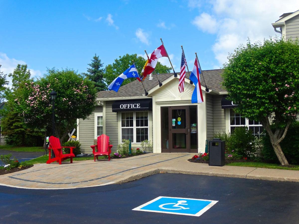 Amsterdam Inn & Suites Sussex Bagian luar foto